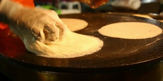 做泰国棉花糖煎饼。