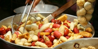 在平底锅里煎肉丸，泰国街头小吃