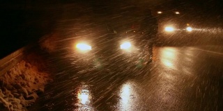 一个男人和他的车被困在暴风雨中。