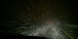 高速公路上的暴风雪:在暴风雪中开车