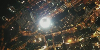 航拍香港市中心维多利亚港夜间交通情况，4k视频