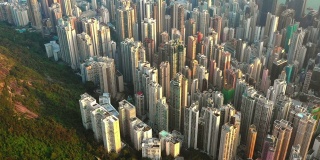 中国维多利亚港，上午航拍香港市中心上空