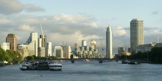 伦敦泰晤士河畔现代摩天大楼城市景观时光流逝