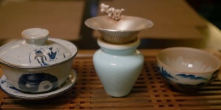 传统的茶具碗、杯、筛子为中国礼仪的近景