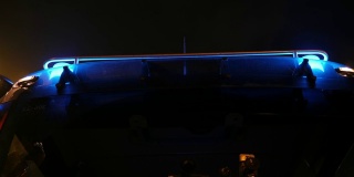 消防车的蓝色信号灯。