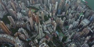 中国维多利亚港，上午航拍香港市中心上空