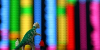 恐龙和男人娃娃看股票交易所监视器