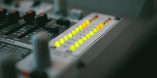 声音混音台上的LED指示灯电平信号