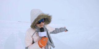 少年气象记者在冬天对着麦克风讲话