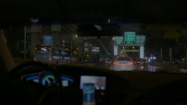 上海夜雨出租车搭高速匝道摩天大楼红绿灯