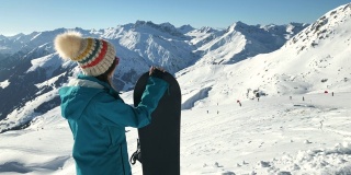 女滑雪板运动员看着滑雪坡