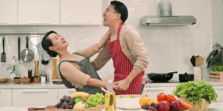 ็亚洲情侣的幸福时刻在厨房跳舞