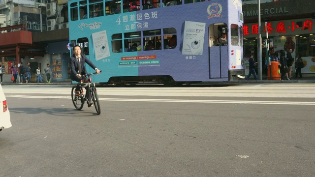 在城市里骑自行车通勤的亚洲商人