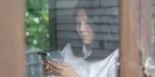 女性在休闲时间使用智能手机