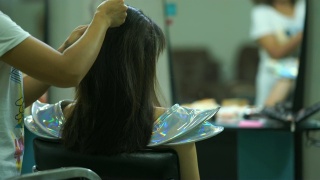 年轻女子在美容院视频素材模板下载