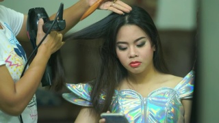 年轻女子在美容院视频素材模板下载