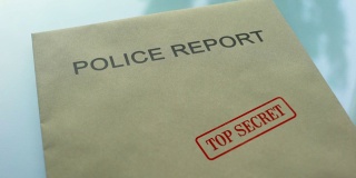 警方报告最高机密，手盖印章的文件夹与重要文件