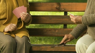 老年妇女在公园打牌，为退休人员娱乐，爱好特写视频素材模板下载