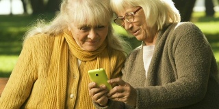 高级女性在智能手机上看搞笑视频，移动互联网的低收费