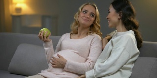孕妇吃苹果和朋友聊天，健康的生活方式，孕妇