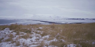 冰岛雪山附近的黑沙滩风景