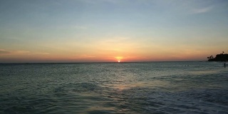 阿鲁巴岛鹰滩上令人惊叹的日落。加勒比海。美丽的自然背景。
