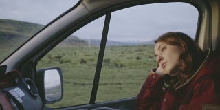 一个女人坐在野营车的副驾驶座上