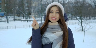 冬天，她站在雪地里温暖他的手。全高清视频