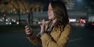 美丽快乐的女孩使用智能手机和视频聊天