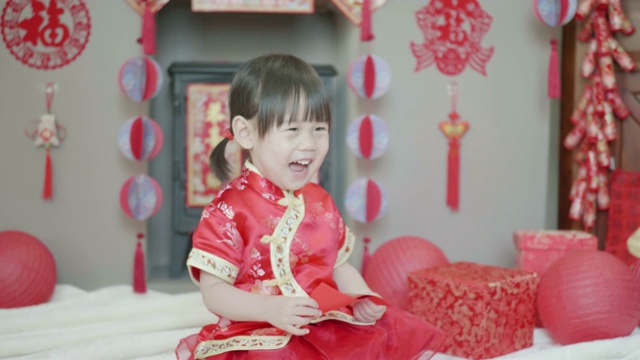 中国小女孩在家庆祝春节