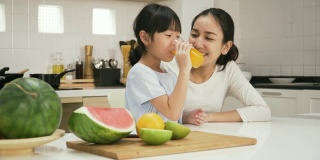 孕妈妈祝女儿喝果汁，身体健康