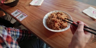 用筷子吃