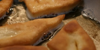 Pirozhki made of dough in frying pan特写3840X2160超高清镜头-美味油炸馒头流行小吃4K 2160p 30fps超高清视频