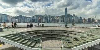 香港城市的天际线在晚上看维多利亚港到香港岛，香港，中国，亚洲，时光流逝