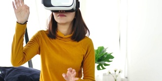 女性在家里使用VR眼镜