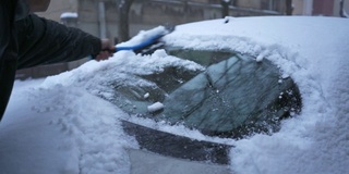 清理后挡风玻璃上的积雪