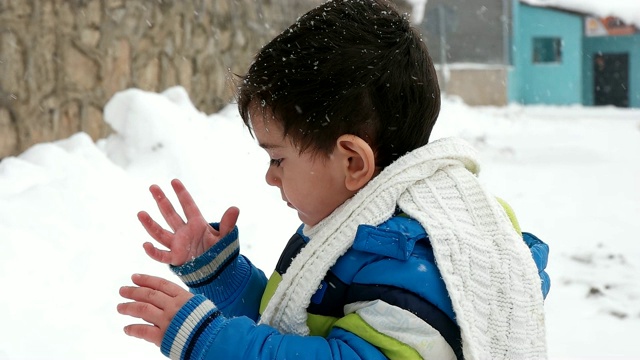 孩子们在雪橇上。雪橇的孩子。冬天的雪的乐趣。