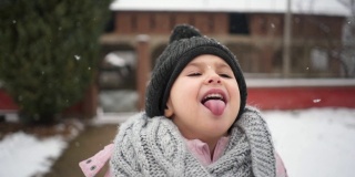 可爱的孩子在城市户外享受雪天