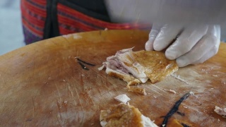 厨师将北京烤鸭切成薄片视频素材模板下载