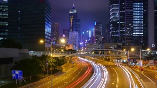 夜间的交通延时和香港摩天大楼景观。视频素材模板下载
