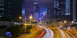 夜间的交通延时和香港摩天大楼景观。