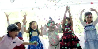 孩子们的生日派对上撒着彩色纸屑