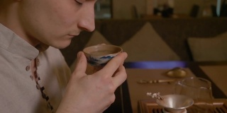 茶道。日本的茶杯。乌龙茶。剖面视图。茶道。有机绿茶仪式。中国茶桌礼仪。东方文化。