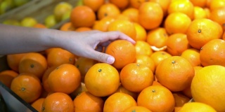 在超市买橘子的女人