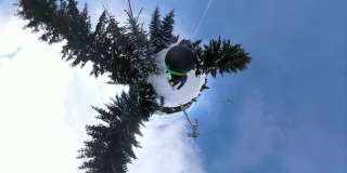 带360摄像头的极限滑雪板在山上滑行