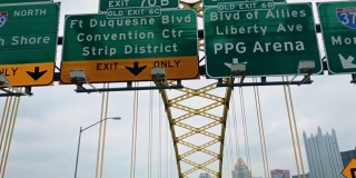 在Fort Pitt桥上驾车进入匹兹堡