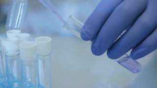 科学家在实验室分析样本，以收集DNA和分子。在实验室中进行科学研究的研究人员分析，dna，生物，微生物，研究，医药视频素材模板下载