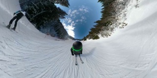 滑雪者在一座雪山上以360度视角骑行