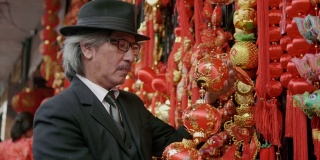 高级商务人士购买中国装饰品-库存视频