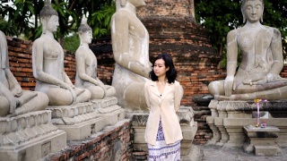 泰国寺庙里的女游客视频素材模板下载